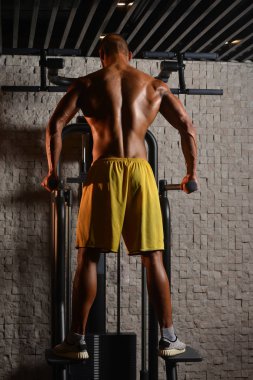 Genç vücut geliştirmeci esneme arka Mmuscles