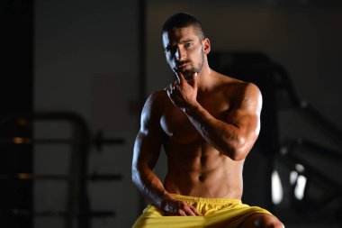 Spor salonu ağırlıkları ile eğitimden sonra yorgun eğitmen