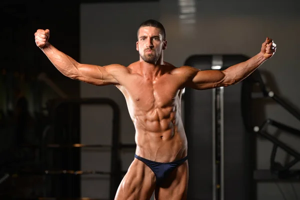 Giovane uomo mostrando muscolo addominale — Foto Stock