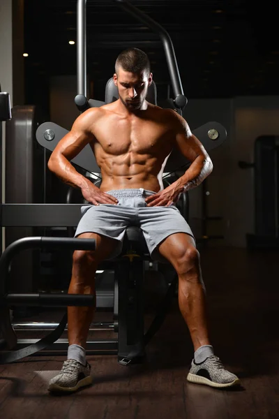 Ritratto di un bell'uomo che riposa in palestra — Foto Stock