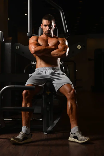 Hombre descansa en el gimnasio después de hacer un entrenamiento —  Fotos de Stock