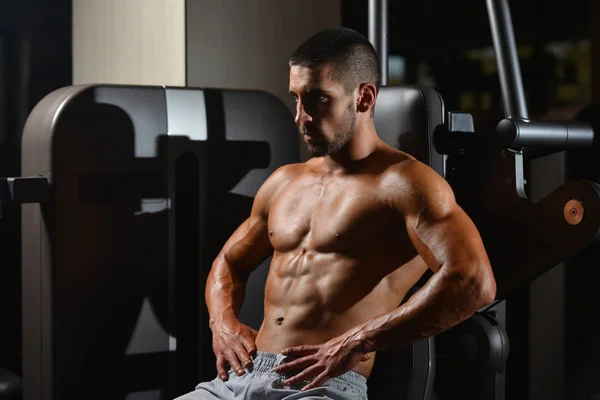 Retrato de un hombre guapo descansando en el gimnasio — Foto de Stock