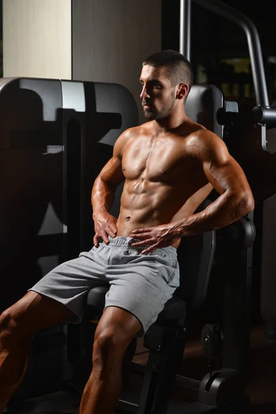 Trött tränare efter träning med Gym vikter — Stockfoto
