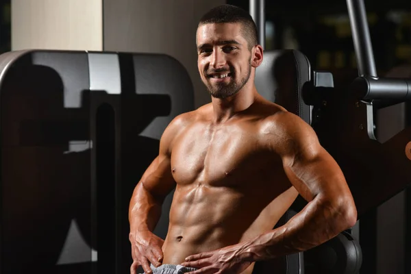 Man Rests In Gym After Having A Workout — Stock Photo, Image