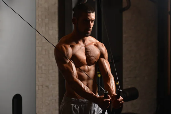 Entrenamiento en el pecho con cables —  Fotos de Stock