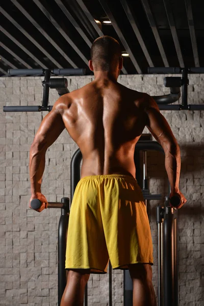 年轻的健美运动员屈挠背 Mmuscles — 图库照片