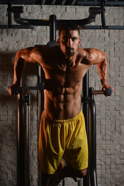 Barr övning för Triceps och bröst — Stockfoto