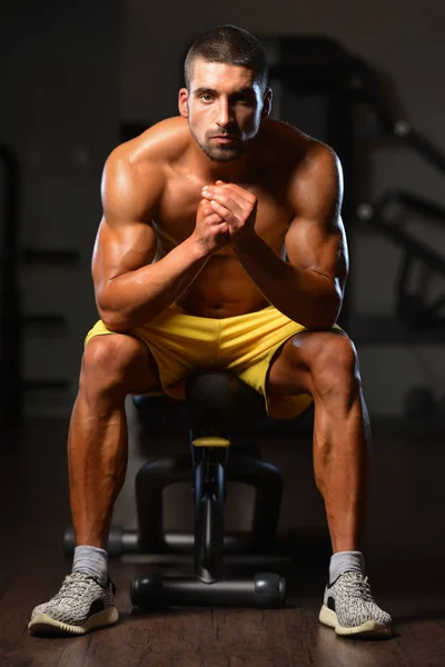 Człowiek opiera się w siłowni po treningu — Zdjęcie stockowe
