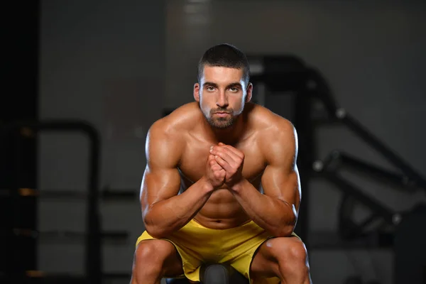 Porträt eines gutaussehenden Mannes, der sich im Fitnessstudio ausruht — Stockfoto