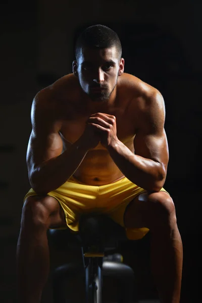 Mann ruht sich nach Training im Fitnessstudio aus — Stockfoto
