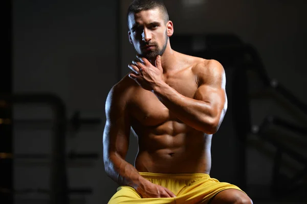 Retrato de un joven musculoso físicamente en forma —  Fotos de Stock