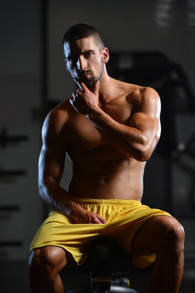 Retrato de un hombre guapo descansando en el gimnasio —  Fotos de Stock