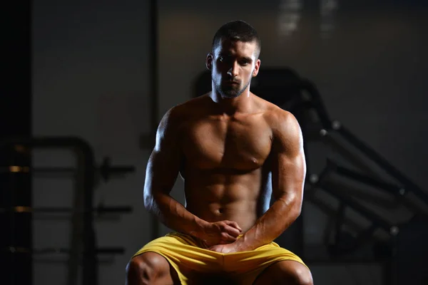 Potret seorang pria tampan beristirahat di gym — Stok Foto