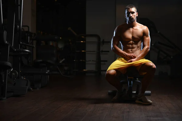 Entrenador cansado después del entrenamiento con pesas de gimnasio —  Fotos de Stock