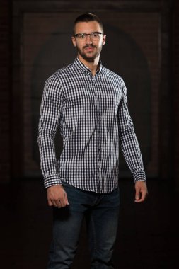 Güçlü durup gözlüklü genç adam