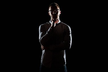 Güçlü durup gözlüklü siluet genç adam