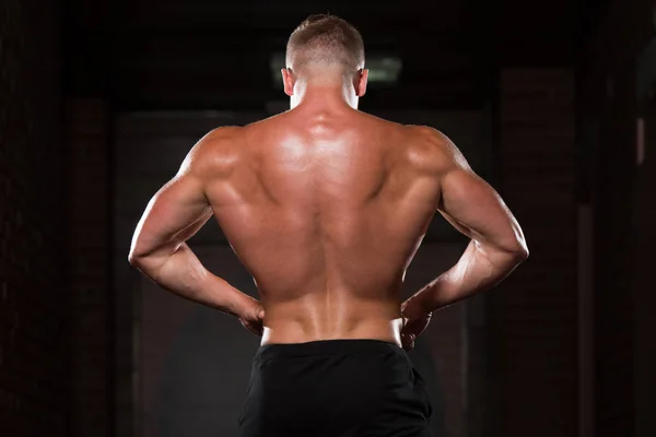 Físicamente el hombre mostrando su espalda bien entrenada —  Fotos de Stock