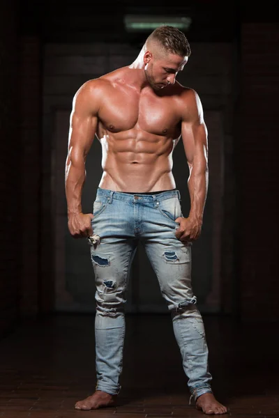 Man buikspier In Jeans tonen — Stockfoto