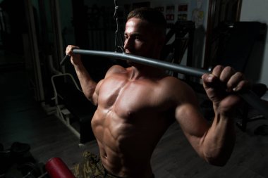 Vücut geliştirmeci egzersiz geri çekme