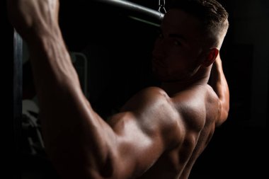 Spor salonunda egzersiz geri genç adam