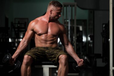 Kaslı adam pazı ile Halter egzersiz