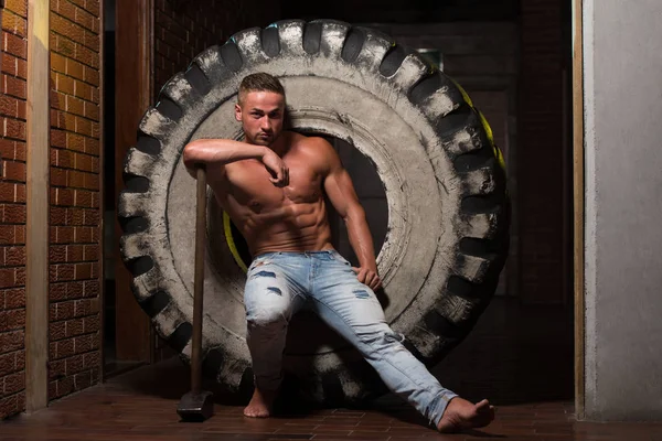 Hombre Descansando después del ejercicio de martillo y neumático de tractor —  Fotos de Stock