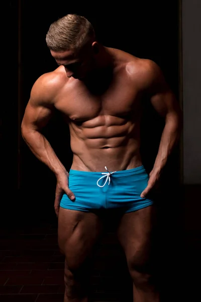 Mladý muž zobrazeno břišního svalu — Stock fotografie