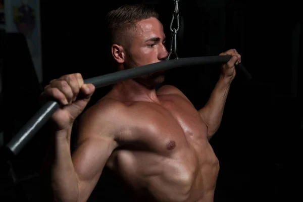 Bodybuilder motion tillbaka på maskin — Stockfoto