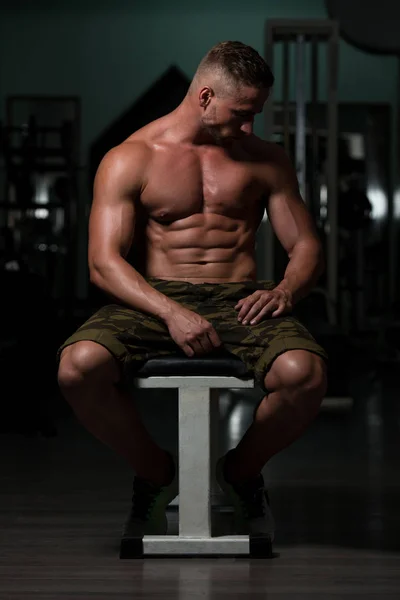 Człowiek opiera się w siłowni po treningu — Zdjęcie stockowe