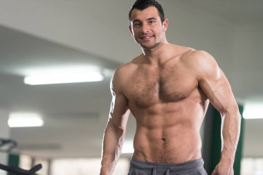 Kıllı adam gösteren karın kas