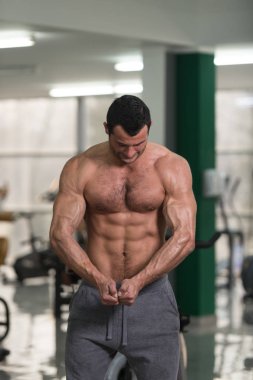 Kıllı adam kasların esneme