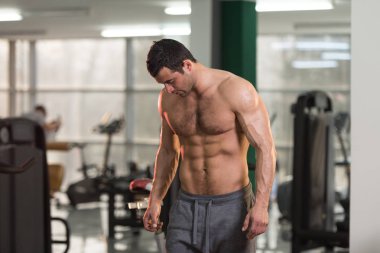 Kıllı adam gösteren karın kas