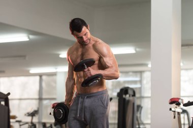 Kaslı adam pazı ile Halter egzersiz