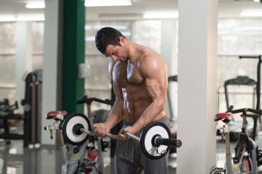 Kaslı adam pazı ile Halter egzersiz