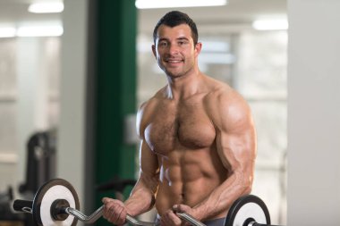 Pazı egzersiz halter bir spor salonu ile