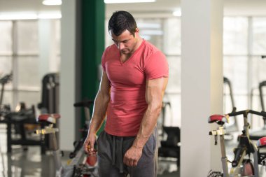 Güçlü adam pembe tişört arka plan spor salonunda