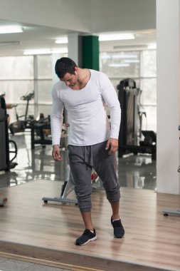 Güçlü adam beyaz tişört arka plan spor salonunda