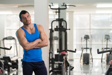 Kasların esneme fanila adam