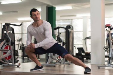 Sağlıklı bir insan uzanıyor katta