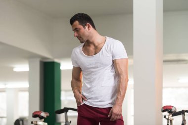 Güçlü adam beyaz tişört arka plan spor salonunda