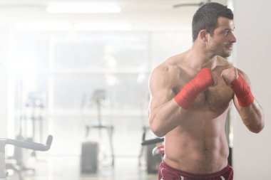 Spor salonunda kırmızı boks eldivenli yakışıklı adam