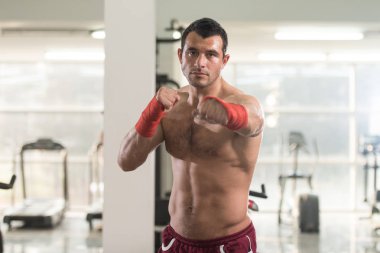Spor salonunda kırmızı boks eldivenli yakışıklı adam