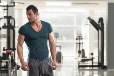 Yeşil T-shirt kas adam portresi