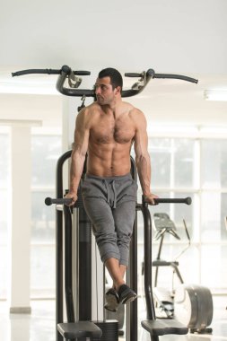 Paralel Bar antreman için Triceps ve göğüs