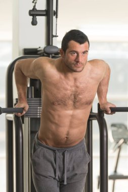 Paralel Bar antreman için Triceps ve göğüs