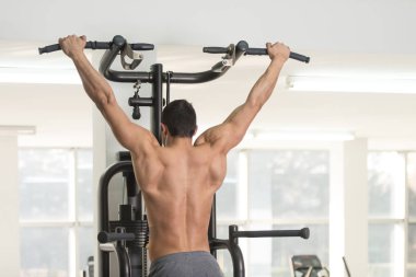 vücut geliştirmeci Pull ups en iyi sırt egzersizleri yapıyor