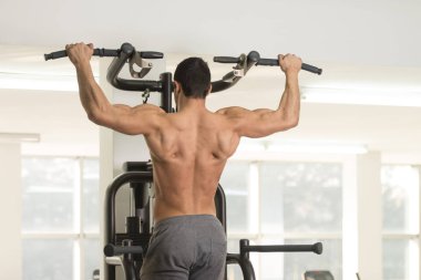 Erkek vücut geliştirme atlet çekme işi Ups