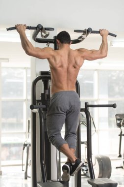 vücut geliştirmeci Pull ups en iyi sırt egzersizleri yapıyor