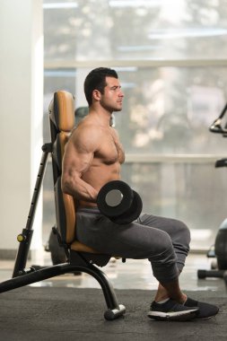 Kaslı adam pazı ile Halter egzersiz