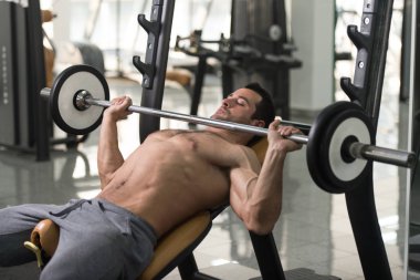 Barbell ile göğüs egzersizleri